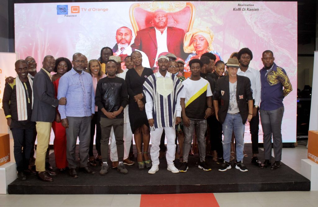 Le vendredi 10 décembre 2021, à Abidjan-Plateau, s'est tenu l'avant-première de la série « Coeur d'ébène ». Une oeuvre signé Koffi Oi Kanian, jeune réalisateur ivoirien, par ailleurs enseignant de théâtre et de cinéma à l'Institut national supérieur des arts et de l'action culturelle (INSAAC).