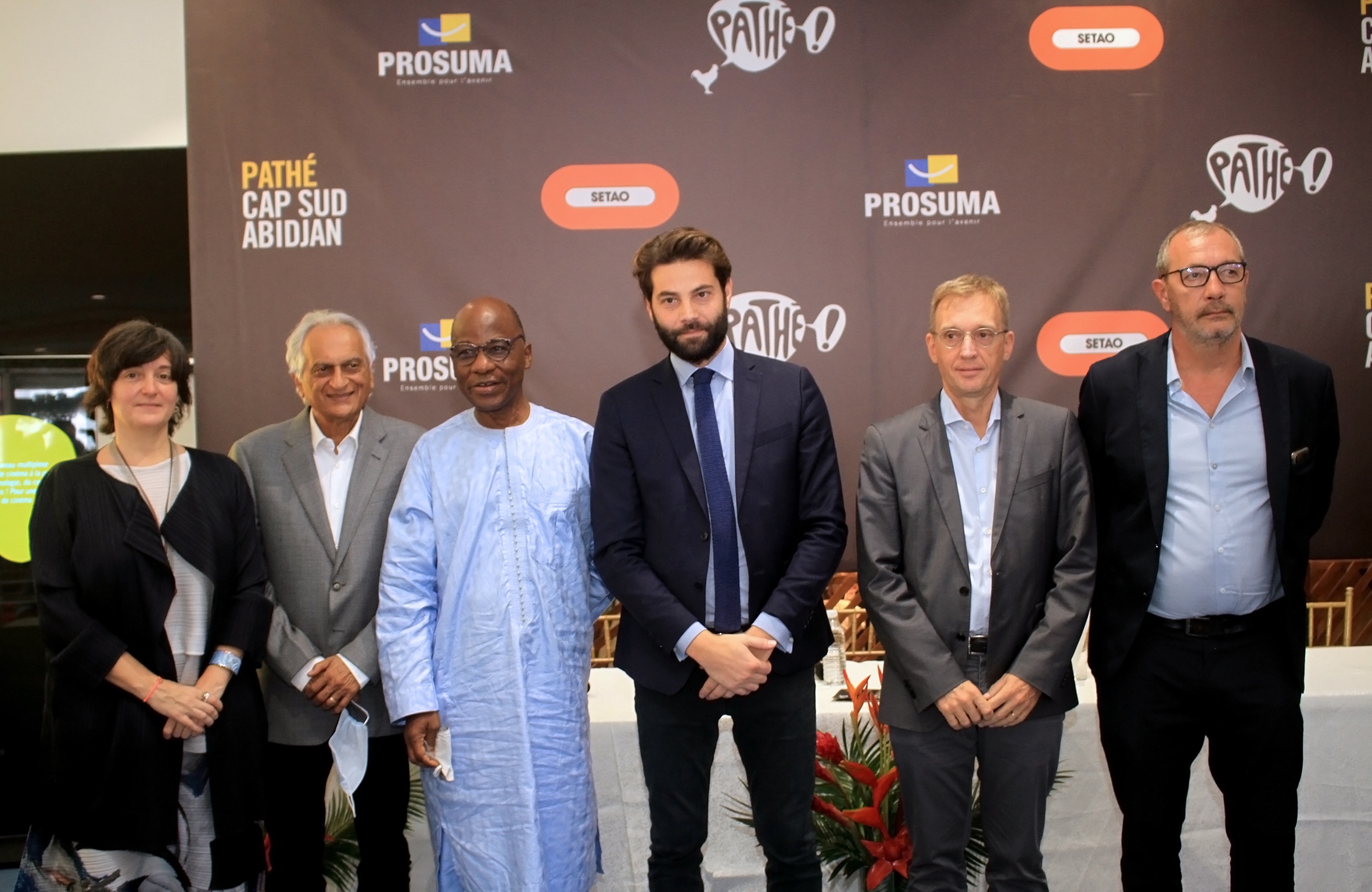 En images, la conférence de presse annonçant la reprise des travaux de construction des cinémas « Pathé Gaumont » à Abidjan.