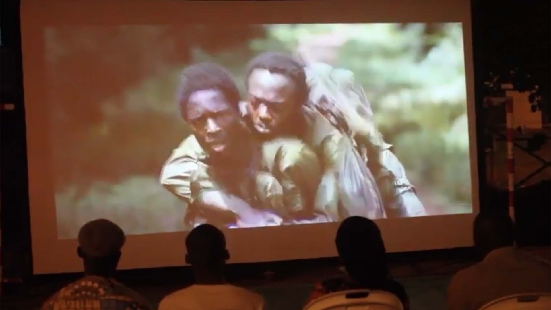 Lala BOKOUM découvre le cinéma grâce à l’association « Écran Ambulant de Côte d’Ivoire ».