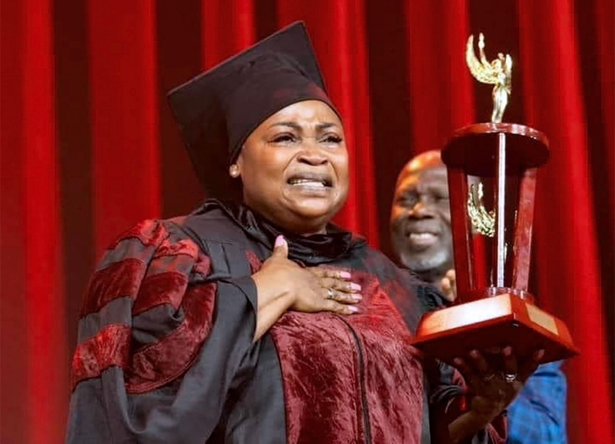 En spectacle à Paris, dans le cadre de « Bonjour Paris 2023 », l'actrice, comédienne Adrienne Koutouan, a reçu un prix d'honneur de la Radio Télévision Ivoirienne(RTI), la chaîne étatique en Côte d'Ivoire.
